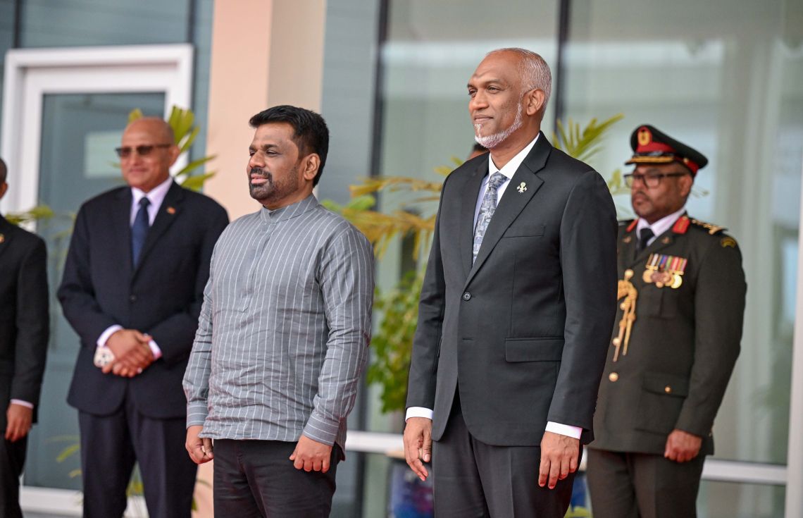 ލަންކާގެ ރައީސް އަނޫރާ ކުމާރާ ޑިސަނަޔަކަ ރާއްޖެއަށް ކުރެއްވި ދަތުރުފުޅުގެ ތެެރެއިން ރައީސް ޑރ. މުހައްމަދު މުއިއްޒުއާ އެކު---ފޮޓޯ:ރައީސް އޮފީސް