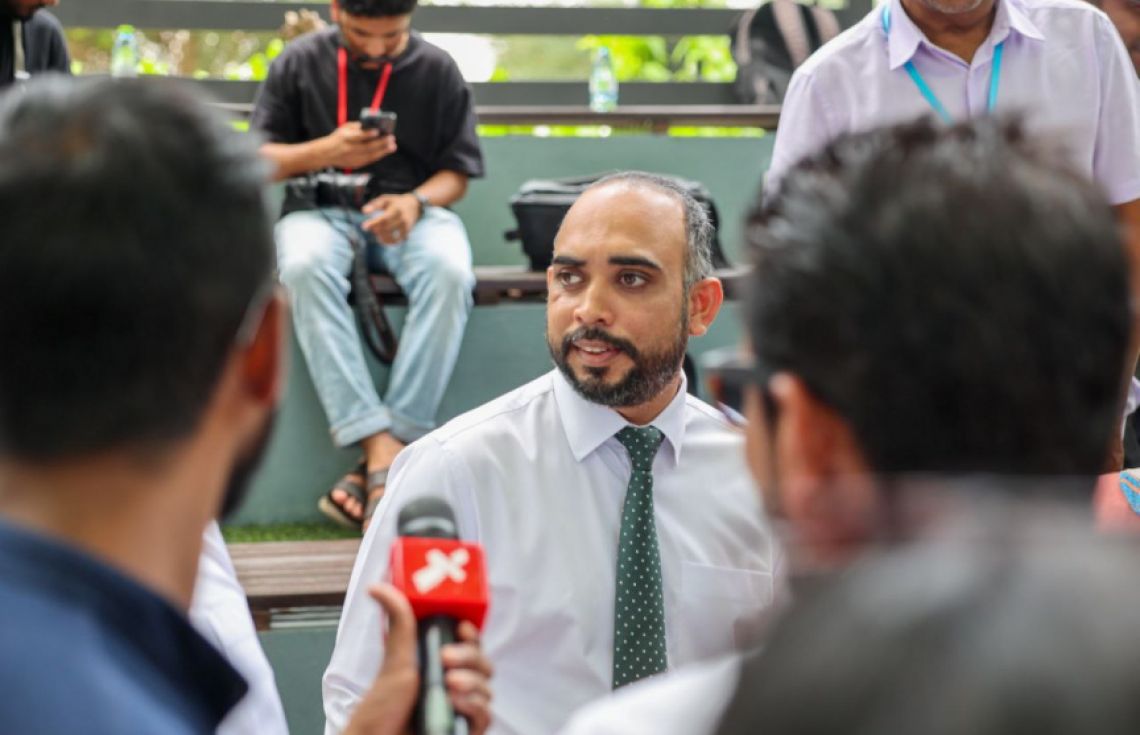 އަސްވާޑް: އެ ބައްދަލުވުމުގައި އެޑިޓަރަކު އޭނާ މަސައްކަތްކުރައްވާ ނޫހަކީ ސަރުކާރާ އިދިކީލަ އެޑިޓޯރިއަލް ޕޮލިސީއެއް ކަމަށް ވިދާޅުވި