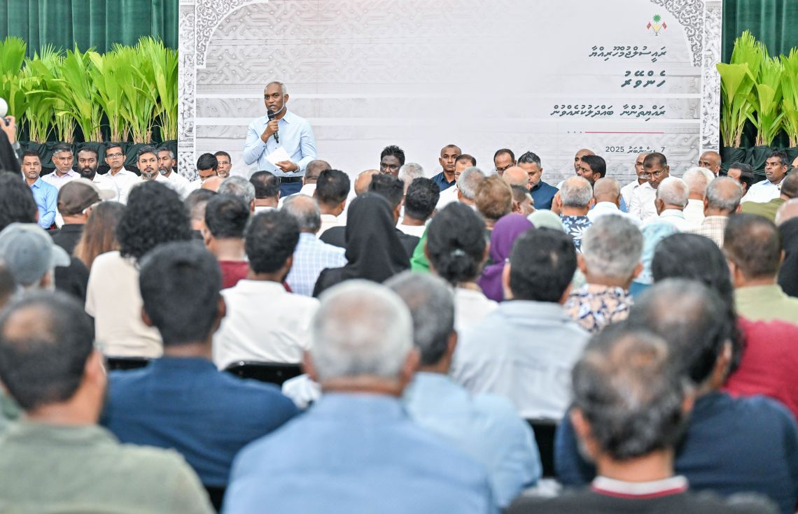 ރައީސް މުއިއްޒު ހެންވޭރުގެ ރައްޔިތުންނާ ބައްދަލުކުރެއްވުމަށް ބޭއްވި ރަސްމިއްޔާތުގެ ތެރެއިން. ރައީސް ވަނީ މިހާތަނަށް މާލޭގެ ހަތަރު އަވަށެއްގެ ރައްޔިތުންނާ ބައްދަލުކުރައްވައިފަ--- ފޮޓޯ: ރައީސް އޮފީސް