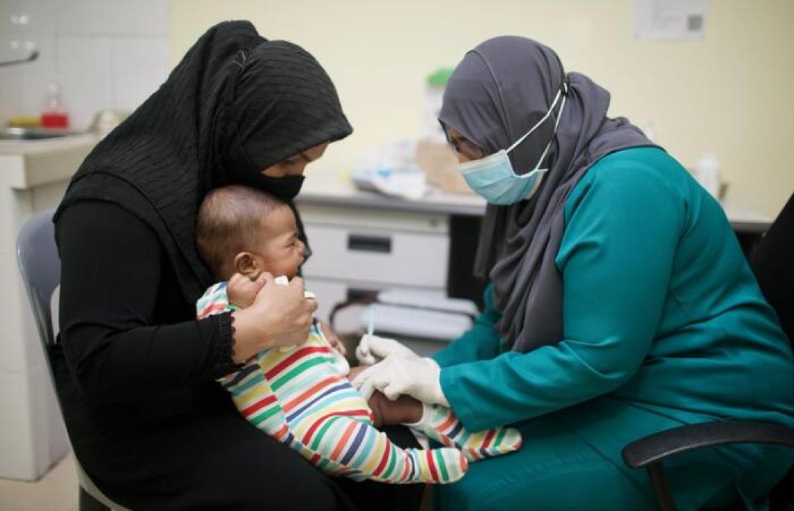 ކުޑަކުއްޖަކަށް ވެކްސިން ދެނީ---ފޮޓޯ: ޔުނިސެފް