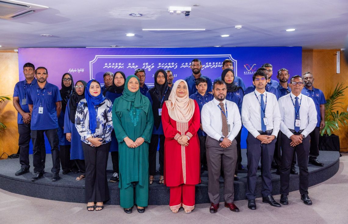 ނުކުޅެދުންތެރިކަން ހުންނަ ފަރާތްތަކަށް ސްޓެލްކޯގެ ވަޒީފާ ލިބުނު ކަމުގެ ލިޔުން ހަވާލުކުރުމުގެ ރަސްމިއްޔާތުގެ ތެރެއިން. މި ރަސްމިއްޔާތު ޝަރަފުވެރި ކޮށްދެއްވީ ފަސްޓް ލޭޑީ ސާޖިދާ މުހައްމަދު--- ފޮޓޯ: ސްޓެލްކޯ