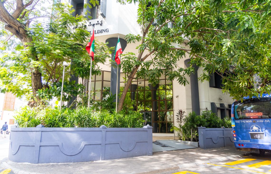 ސިނގިރޭޓް ވައްކަން: ޝަރުތުތަކަކާއެކު ދިގަލި އަދި އާއްޓޭ ދޫކޮށްލައިފި