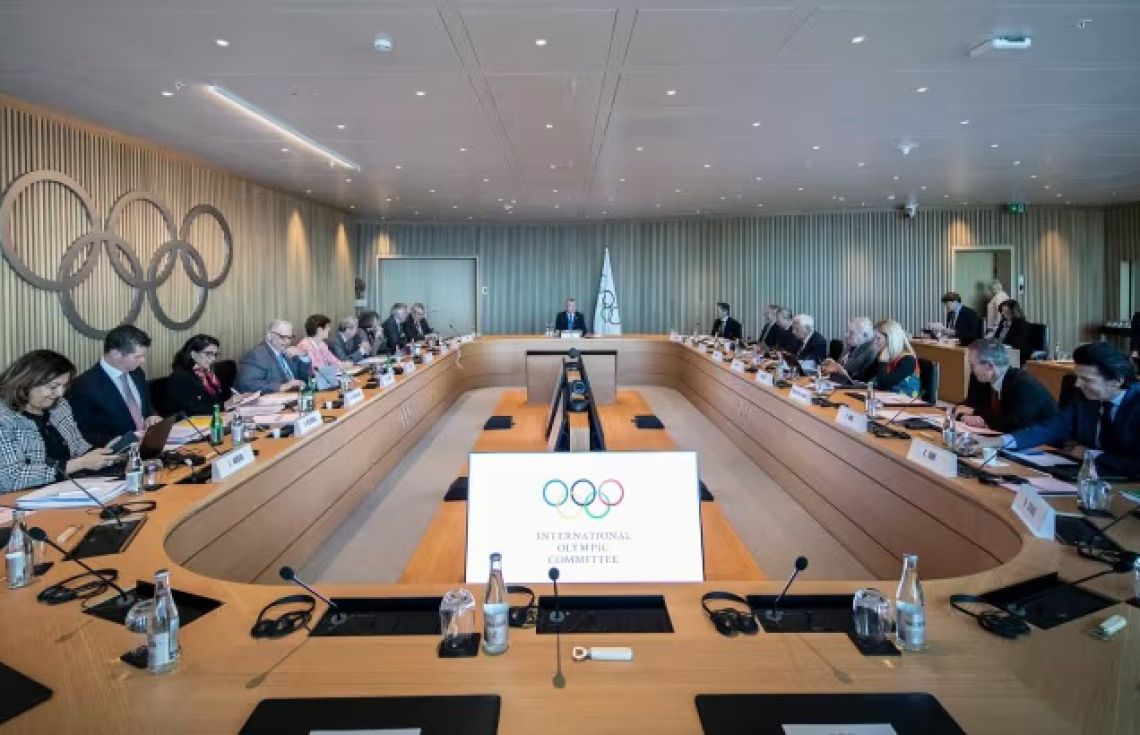 އައިއޯސީގެ ބައްދަލުވުމުގެ ތެރެއިން - ރަޝިއާ އާއި ބެލަރޫސްގެ ޒުވާން އެތުލީޓުންނަށް އެ ޤައުމުތައް ތަމްސީލުކުރުމަށް އޮތް ހުރަސްތައް ނައްތާލުމަށް ވަީ ގޮވާލާފަ.