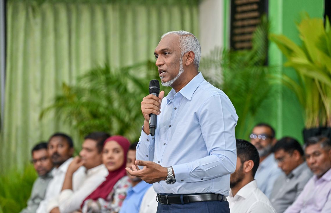 ރައީސް, ގަލޮޅުގެގެ ރައްޔިތުންނާ މާދަމާ ރޭ ބައްދަލުކުރައްވަނީ