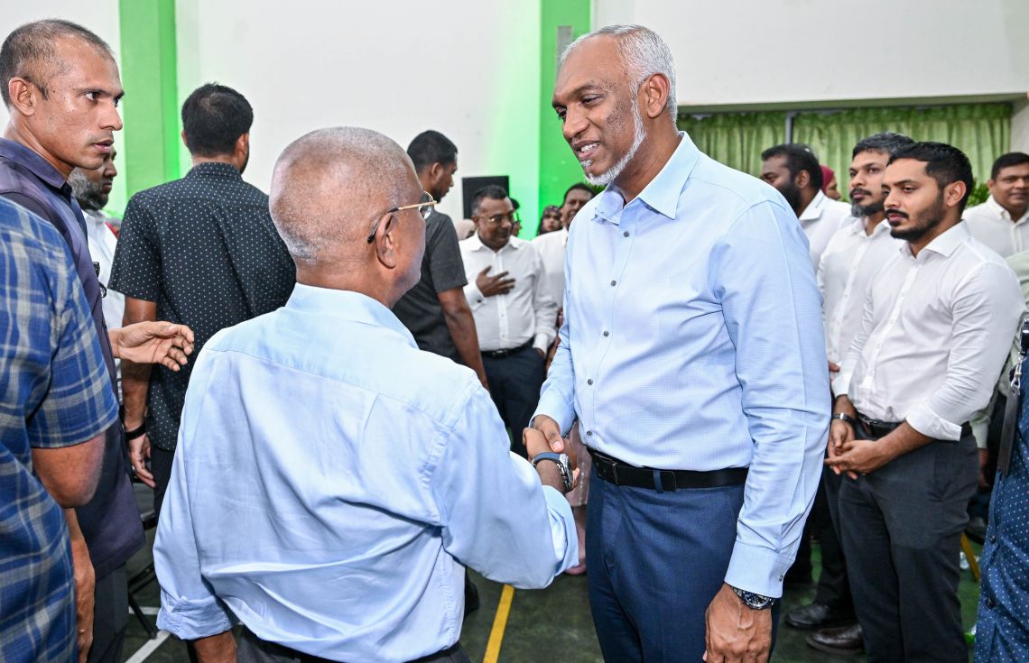 ކަންބޮޑުވުންތައް ދެނެގަތުމަށް ރައީސް ވިޔަފާރިވެރިންނާ ބައްދަލުކުރަނީ