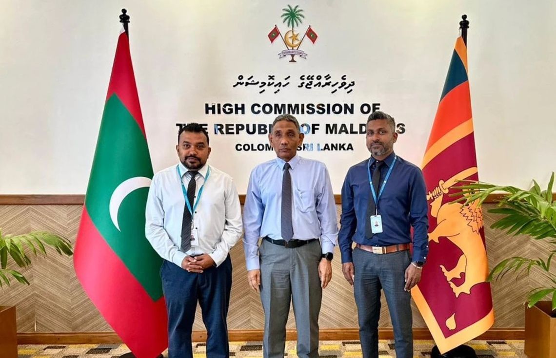 ސްރީލަންކާގައި އައިޑީ ކާޑު ޕްރިންޓްކުރުމުގެ ހިދުމަތް ދޭން ފެށުމަށް ބޭއްވި ރަސްމިއްޔާތުގެ ތެރެއިން--- ފޮޓޯ: ޑީއެންއާރު