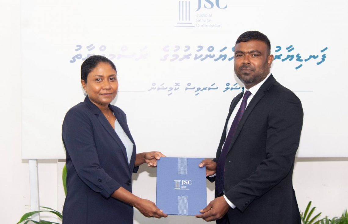 ހައި ކޯޓުގެ ފަނޑިޔާރު ކަމަށް މާނިއު އައްޔަންކުރުމުގެ ތެރެއިން (މާނިޢު ހައިކޯޓަށް ޢައްޔަންކުރީ ކުއްލި ގޮތަކަށް)