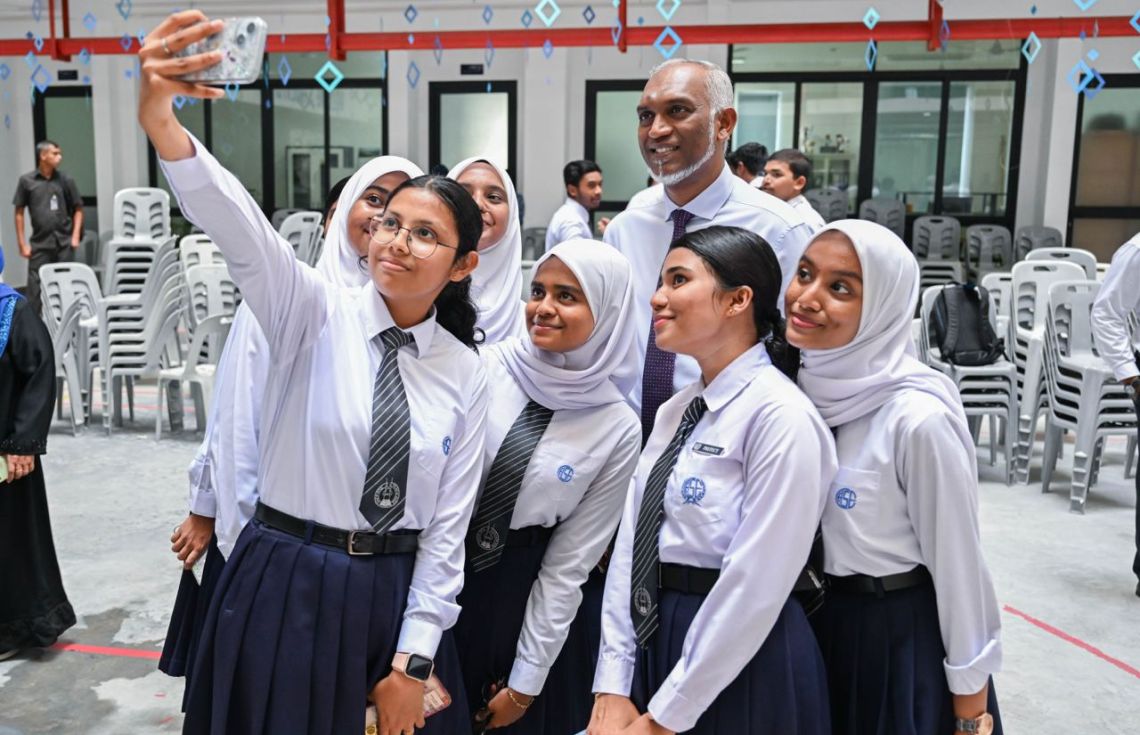 ދަރިވަރުން ސްކޫލަށް ފޯނު ގެންދިއުން ހަރުކަށިކޮށްފި