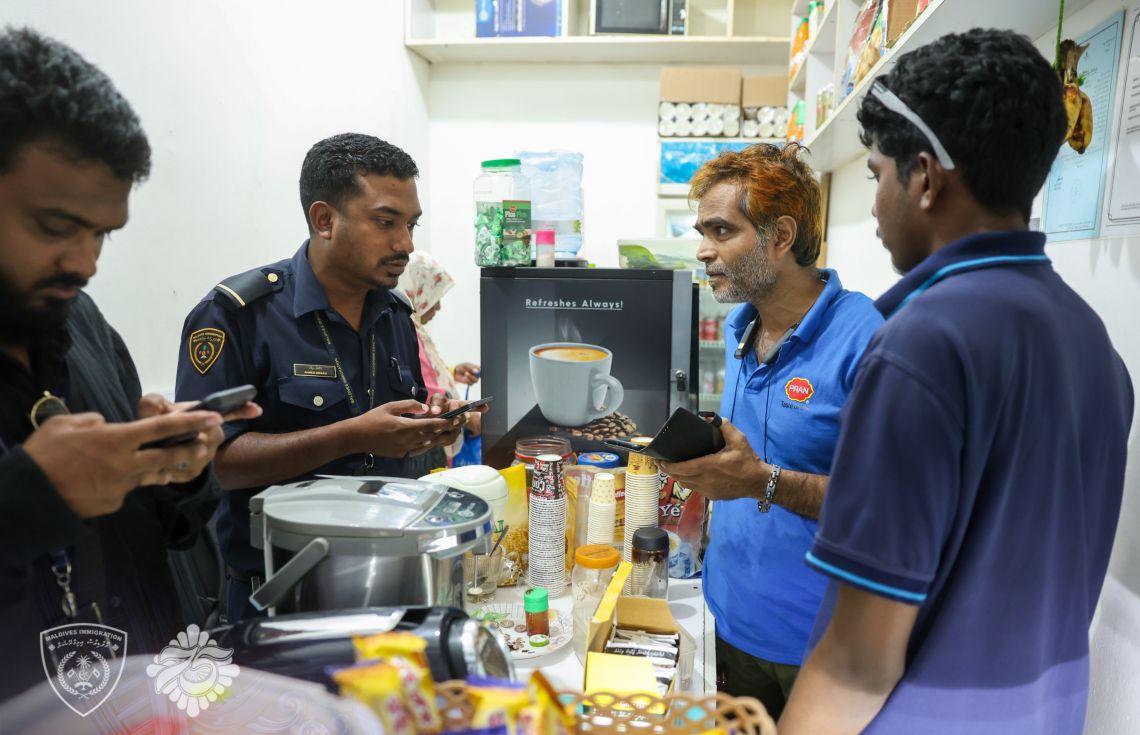 ގަވާއިދާ ހިލާފަށް ބިދޭސީން ވިޔަފާރިކުރާ ތަންތަން ބެލުމުގެ މަސައްކަތް އިމިގްރޭޝަނުން ކުރަނީ--- ފޮޓޯ: އިމިގްރޭޝަން