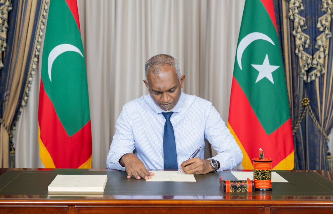 ރައީސް މުއިއްޒު. ހިރިމަރަދޫ ރައްޔިތުންނަށް ހަނިމާދޫއިން ދާއިމީ ބޯހިޔާވަހިކަން ހޯއްދަވައިދެއްވާއިރު، ކޮންމެ ގޯއްޗަކަށް ގޯއްޗެއްދެއްވާނެ ކަމަށް އެމަނިކުފާނު މީގެ ކުރިން ވަނީ ވިދާޅުވެފަ--- ފޮޓޯ: ރައީސް އޮފީސް