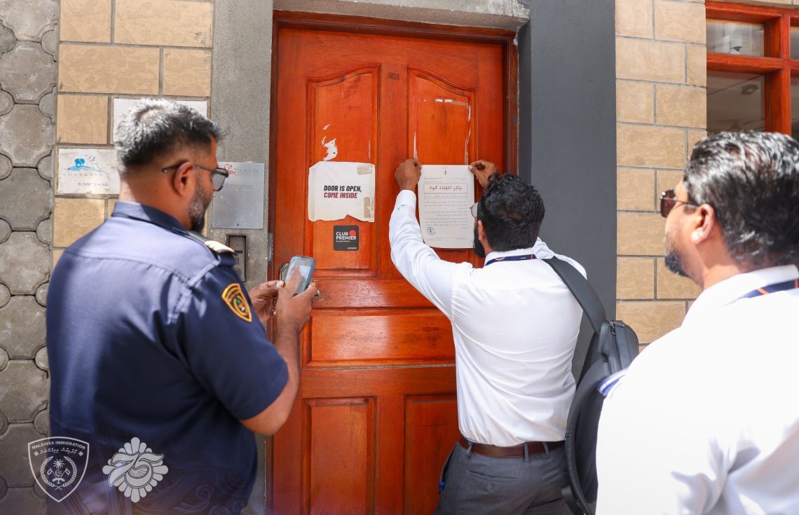 މަޝްހޫރު ސްޕާއެއް ކަމަށްވާ ޝެރީ ސެލޯން އެންޑް ސްޕާ ބަންދުކުރި ކަމުގެ ނޯޓިސް ހަރުކުރަނީ. މިފަދަ ތަންތަނުގައި ގަވާއިދާ ހިލާފަށް މަސައްކަތްކުރާ ބިދޭސީން ޑީޕޯޓްކުރުމުގެ މަސައްކަތް އިމިގްރޭޝަނުން އަންނަނީ ފުޅާކުރަމުން--- ފޮޓޯ: އިމިގްރޭޝަން