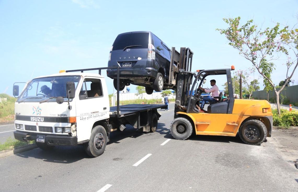 ހުޅުމާލޭ އިންޑަސްޓްރިއަލް ޒޯނުގައި ޕާކުކޮށްފައިހުރި އުޅަނދުތައް ނަގަނީ