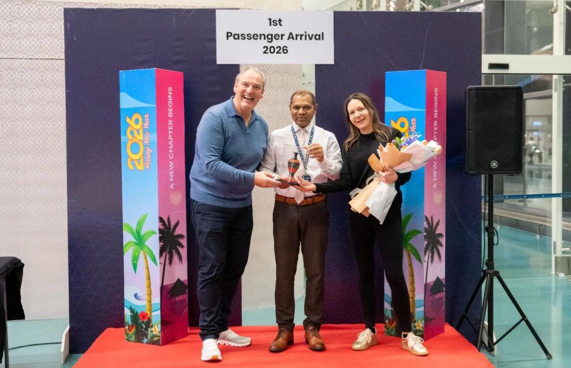 މި އަހަރުގެ ފުރަތަމަ ފަތުުރުވެރިޔާ އަށް ވީއައިއޭ އިން މަރުހަބާކިޔުން--- ފޮޓޯ:އެމްއޭސީއެލް