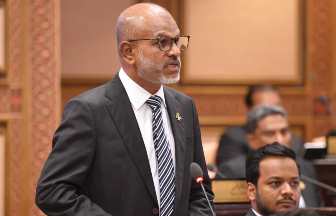 ސިނގިރޭޓުން ވައްކަންކުރި މީހުން ފައިސާ ހަރަދުކުރީ ޖުވާކުޅެން: ނާޒިމް