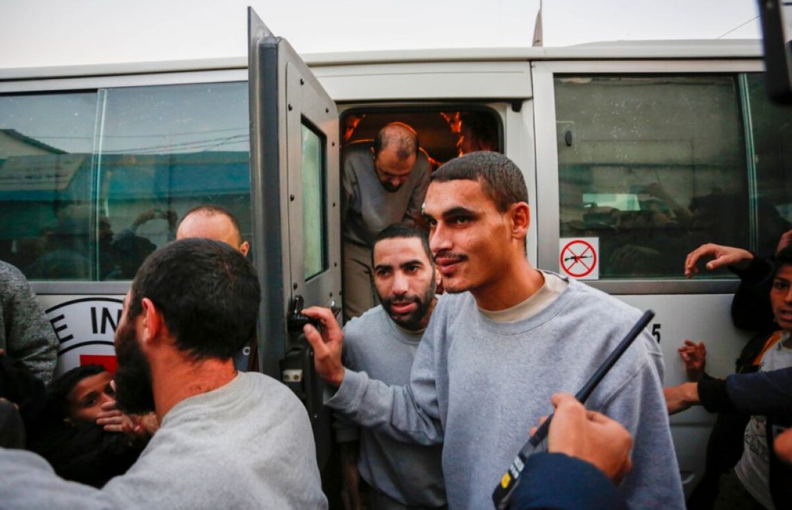 އިޒްރޭލުގެ ޖަލުން ޣައްއްޒާގެ 10 މީހުން ދޫކޮށްލައިފި