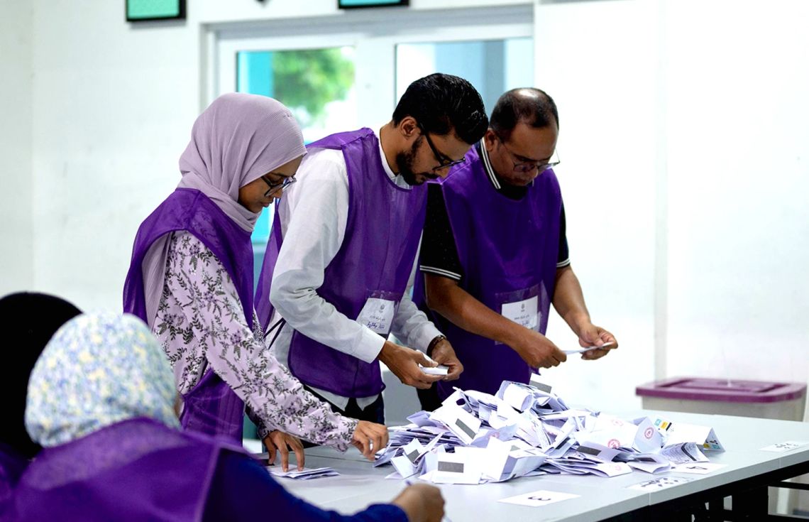 ލޯކަލް ކައުންސިލް އިންތިހާބަށް އަތޮޅުތެރޭގައި އޮފިޝަލުން ތަމްރީނު ކުރަން މާދަމާ ފަށަނީ