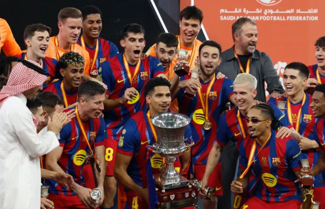 ބާސާއިން ސުޕަ ކަޕް އުފުލައިލަނީ--- ފޮޓޯ:ރޮއިޓާސް