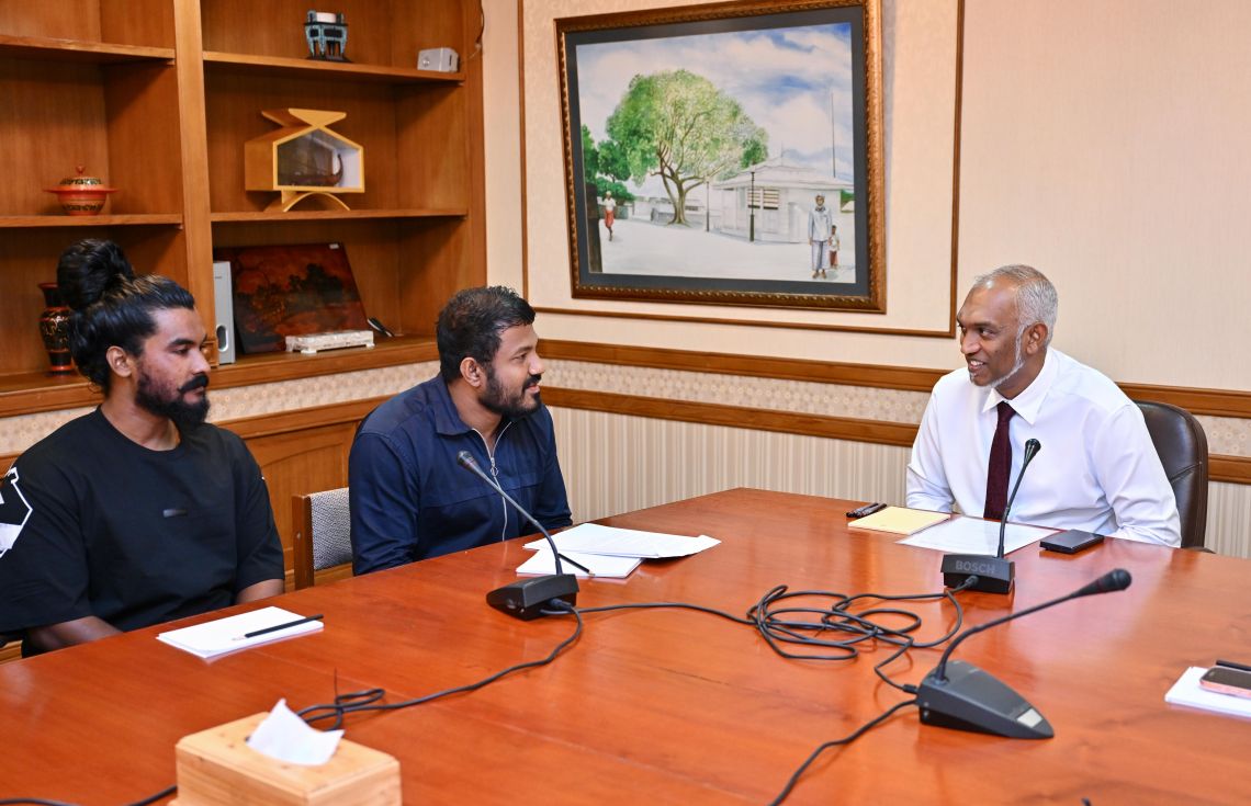 ވިޔަފާރި ބަނދަރުގައި މުދާ އުފުލާ ލޮރީ ޑްރައިވަރުންނާއި ރައީސް ބައްދަލުކުރައްވައިފި