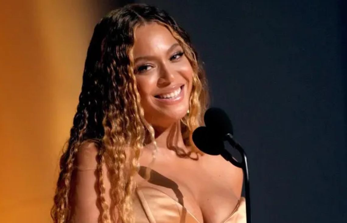 ދުނިޔޭގެ މަޝްހޫރު ލަވަކިޔުންތެރިޔާ ބިޔޯންސޭ ބިލިއަނަރުންގެ ސަފަށް