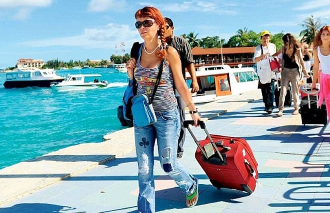 ރާއްޖެއަށް ޒިޔާރަތްކުރި ފަތުރުވެރިންތަކެއް--- ފޮޓޯ: ދަ އެރައިވަލް