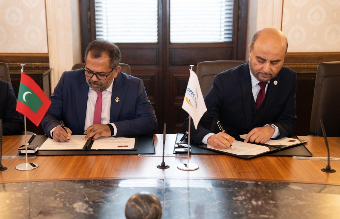 ދެމެހެއްޓެނިވި ތަރައްޤީއަށް އޯޕެކް ފަންޑާއެކު ރާއްޖެއިން އެއްބަސްވުމެއްގައި ސޮއިކުރުން---ފޮޓޯ: ފިނޭންސް މިނިސްޓްރީ