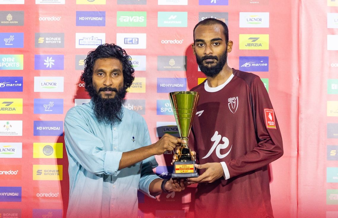 ކަނޑުހުޅުދޫގެ އަހްނަފު ނިޒާރު. އަތޮޅުގެ އެންމެ ގިނަ ގޯލު އަދި މޮޅު ކުޅުންތެރިޔާގެ މަގާމު ހޯދީ އޭނާ---ފޮޓޯ: ގޯލްޑަން ފުޓްސަލް