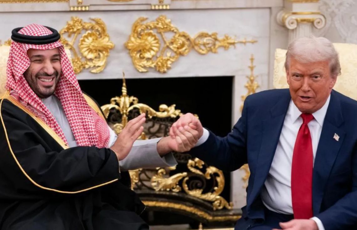 ސައޫދީ ޕްރިންސް މުޙައްމަދު ބިން ސަލްމާން އާއި އެމެރިކާގެ ރައީސް ޓްރަމްޕް، ވައިޓް ހައުސްގައި ބައްދަލުކުރައްވަނީ / ފޮޓޯ: ބީބީސީ