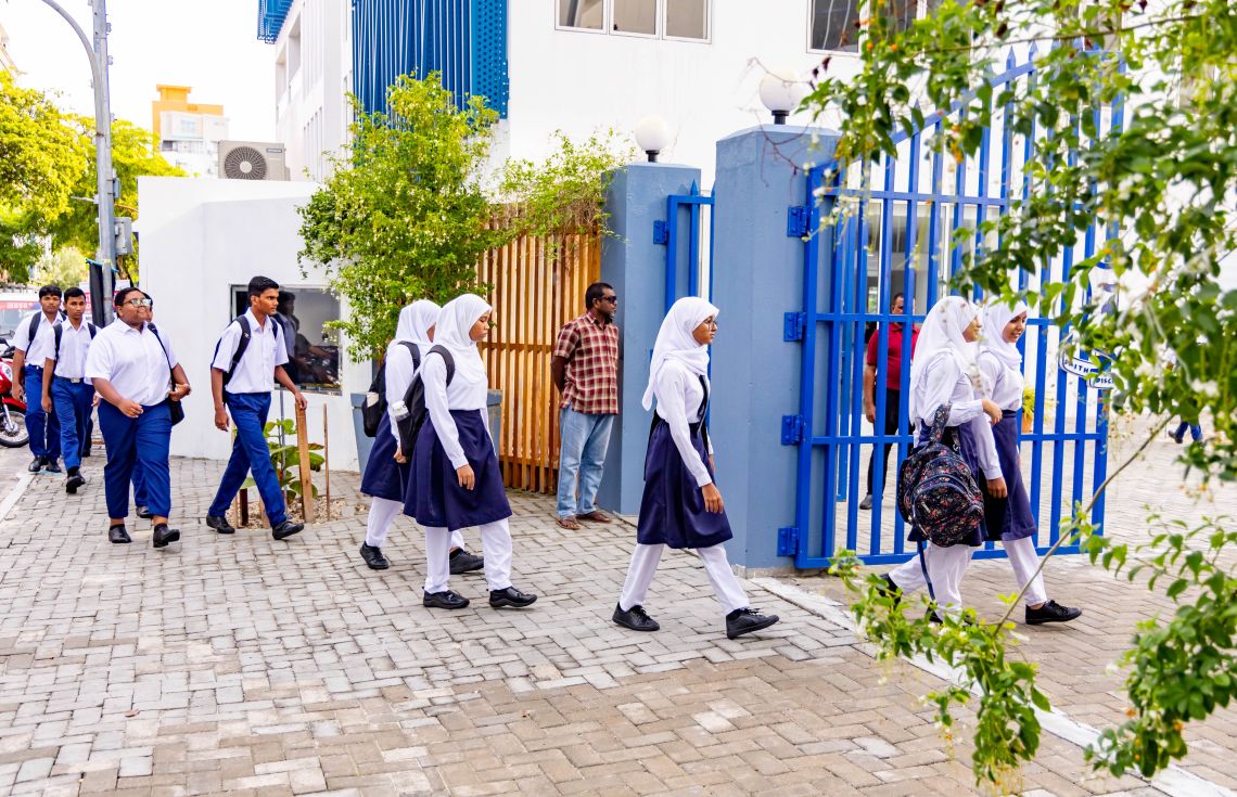 ދަރުމަންތަ ސްކޫލްގެ ދަރިވަރުންތަކެއް. އަތޮޅުތަކުން މާލޭގެ ސްކޫލްތަކަށް ބަދަލުވުމަށް ބޭނުންވާ ދަރިވަރުންގެ ޖާގައަށް ހުޅުވާލި މުއްދަތު އިއްޔެއަށް ވަނީ ހަމަވެފައި: ފޮޓޯ: ޚުލާސާ