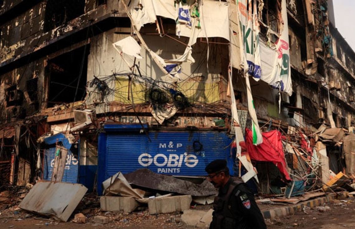 ކަރާޗީގައި ހުންނަ ގުލް ޕްލާޒާ މޯލްގައި އަލިފާން ރޯވުން - މަރުވި މީހުންގެ އަދަދު 140 އަރާފާނެ ކަމަށް ބައެއް ފަރާތްތަކުން ބުނޭ