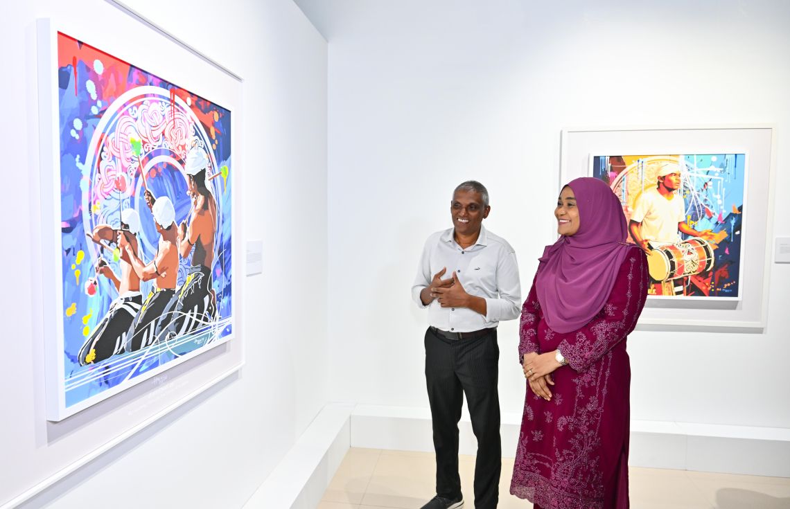 ކުރެހުންތެރިޔާ ހުސެއިން އަލިމަނިކުގެ އެގްޒިބިޝަން "ވިވިޑް ރިއަލިޒަމް" ފަސްޓްލޭޑީ ހުޅުވައިދެއްވައިފި