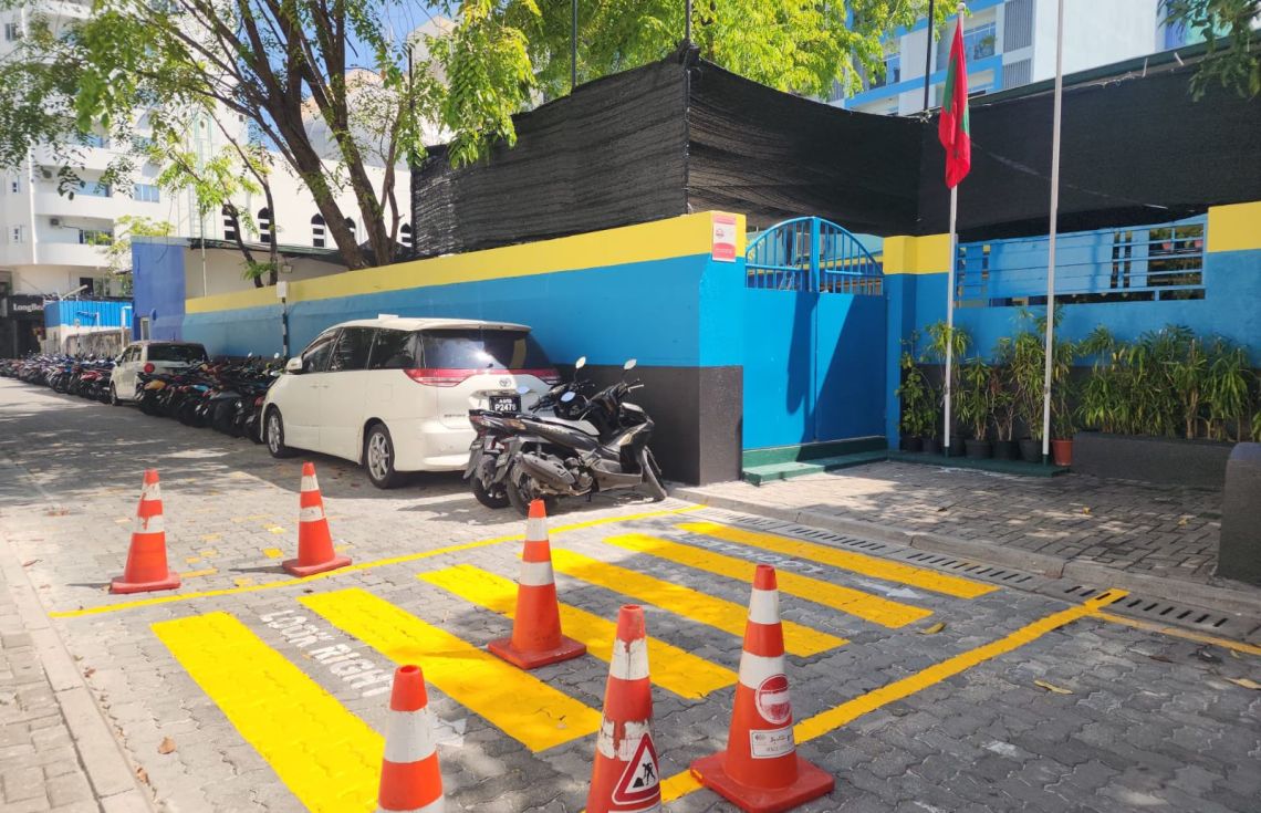 މާލޭގެ ސްކޫލެއް ކައިރީގައި ޓްރެފިކް ލައިންތައް އާކޮށްފަ---ފޮޓޯ:މާލެ ސިޓީ ކައުންސިލް
