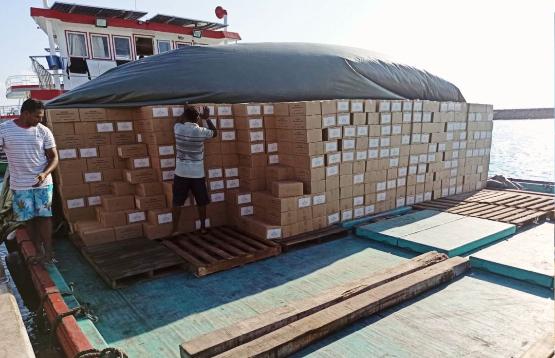 އަތޮޅުތެރޭގެ ރަށްތަކަށް މަސްދަޅު ކޭސް ފޮނުވުމުގެ މަސައްކަތް ސިޓީސް މިނިސްޓްރީން ކުރަނީ--- ފޮޓޯ: ސިޓީސް މިނިސްޓްރީ