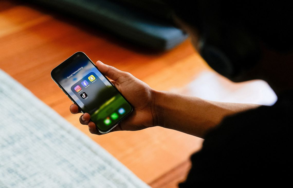 ފްރާންސްގައި ކުޑަކުދިންނަށް ސޯޝަލް މީޑިއާ މަނާކުރަނީ