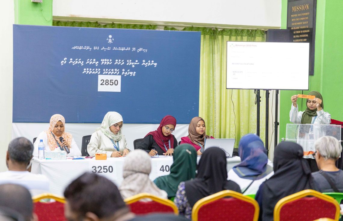 ބިންވެރިޔާ ސްކޫމުގެ ދަށުން ހުޅުމާލެ 3 އިން ގޯތި ލިބުނު ފަރާތްތަކުގެ މެދުގައި ގުރުނެގުން---ފޮޓޯ:ކޮންސްޓްރަކްޝަން މިނިސްޓްރީ