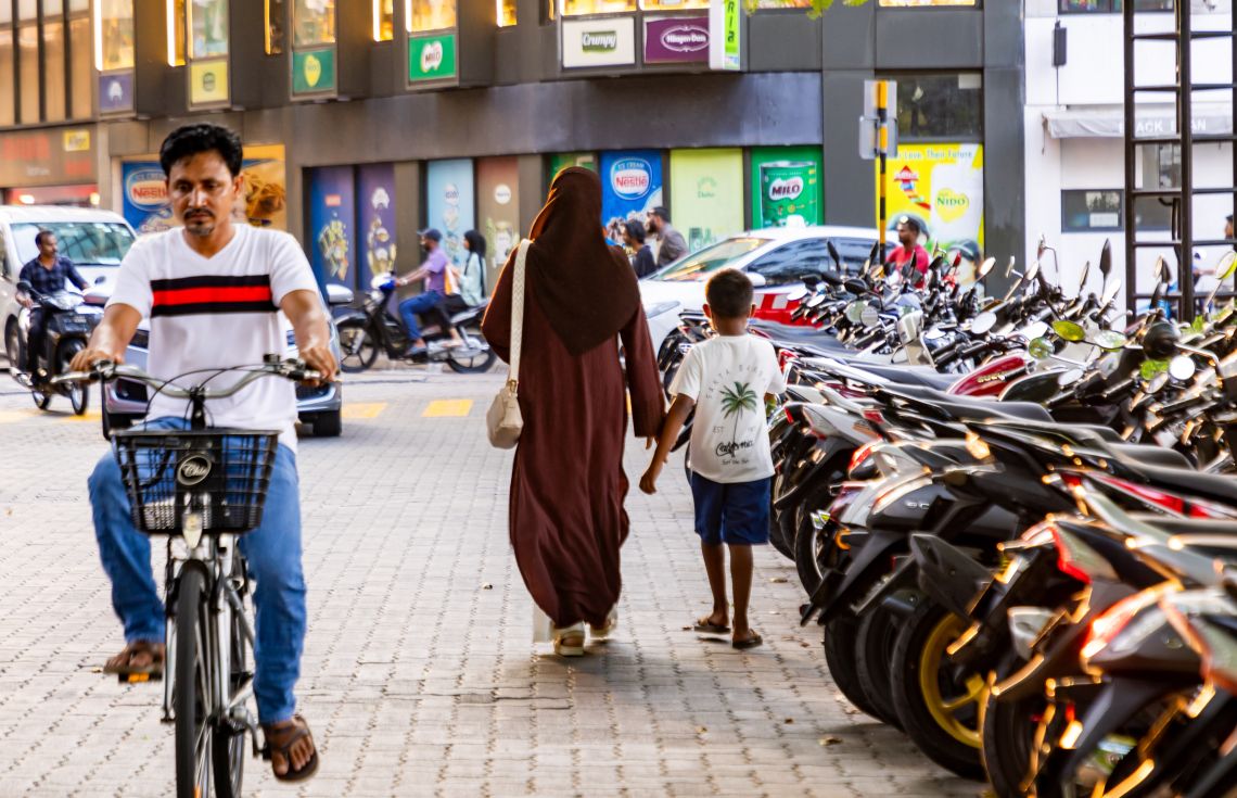 މާލޭގެ މަގެއްގައި މީހުން ހަރަކާތްތެރިވަނީ. / ފޮޓޯ: ޚުލާސާ