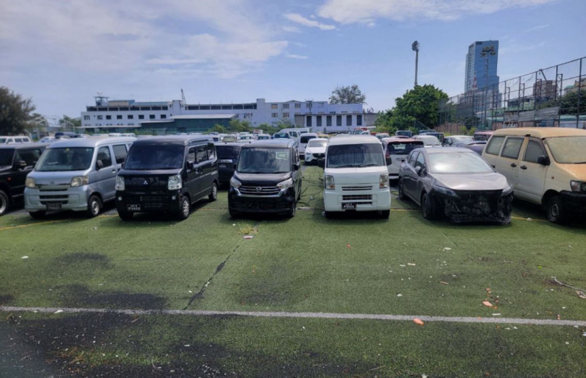 މާފަންނު ސްޓޭޑިއަމް ސަރަހައްދުގައި ބަހައްޓާފައި ހުރި ވެހިކަލްތަކެއް. މިތަން ހުސްކުރަން އެފްއޭއެމްއިން ވަނީ އިތުރު ފުރުސަތެއް ދީފައި---ފޮޓޯ: ސަން