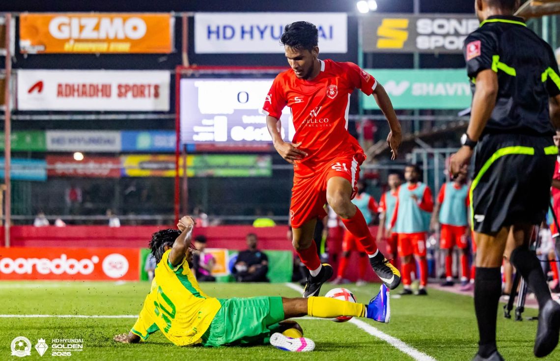 ދެއްވަދޫގެ ރާހިލް، ވާދޫ ކުޅުންތެރިއެއްގެ ގައިން ނައްޓާފައި ދަނީ. / ފޮޓޯ: ގޯލްޑަން ފުޓްސަލް