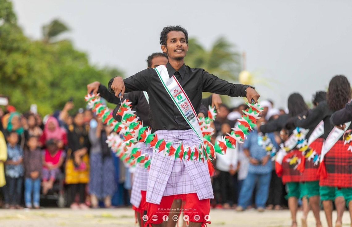 ޑޮލަރުގެ މުއާމަލާތްތަކެއްގައި މަކަރާއި ހީލަތް ހެދިކަމުގެ ތުހުމަތުގައި"ހަބޭސް" ގްރޫޕުން އަޔާޒް ވަކިކޮށްފި