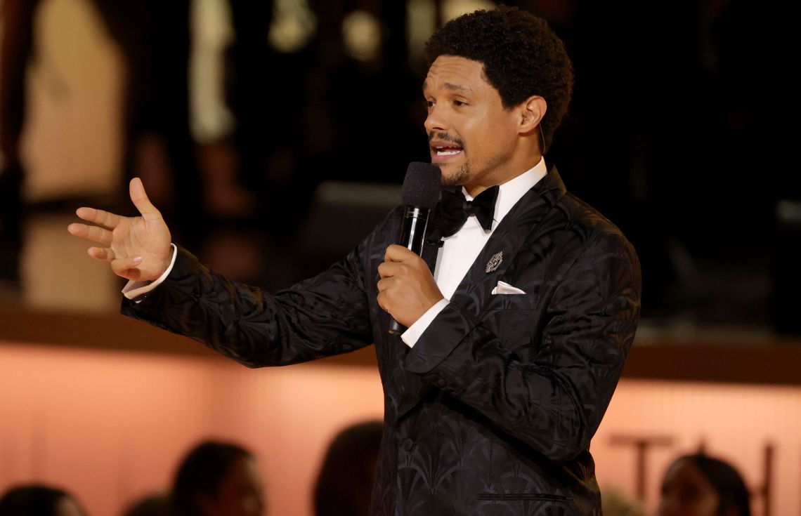 ޓްރެވަރ ނޯއާއާ--