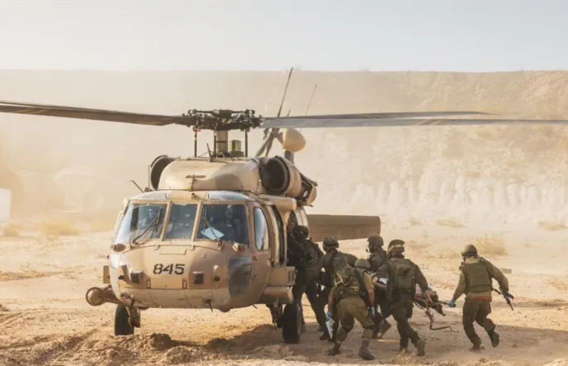 ޙަމާސްގެ ޙަމަލާގައި އަނިޔާވި ޔަހޫދީ ސިފައިން ހެލިކޮޕްޓަރަށް އަރުވަނީ / ފޮޓޯ: އައިޑީއެފް