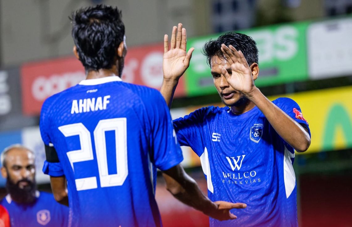 ދެއްވަދޫ ޓީމުގެ އަހުނަފް ރަޝީދު އަދި ރާހިލް ރަޝީދު. މި ދެ ކުޅުންތެރިންވެސް ވަނީ ގޯލު ޖަހާފައި. - ފޮޓޯ: ގޯލްޑަން ފުޓްސެލް