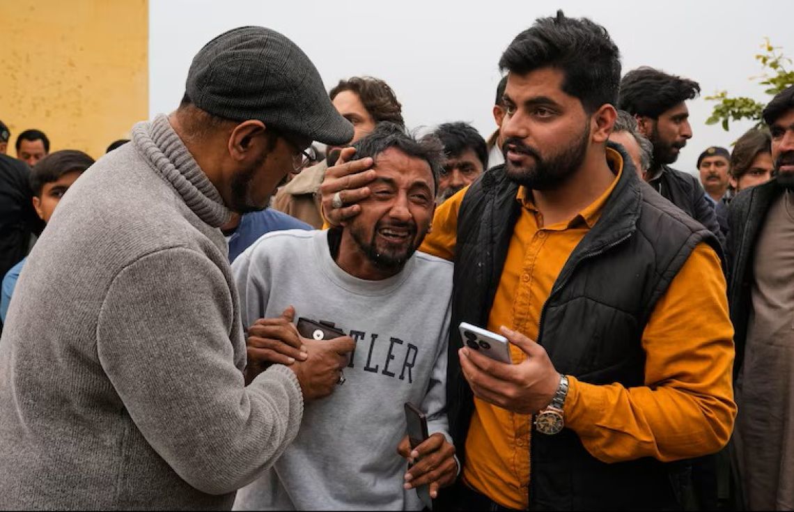 ހަމަލާއަށްފަހު އެ ސަރަހައްދުގައި ދިރިއުޅޭ ފަރާތްތަކަށް ވަނީ ބޮޑު ޝޮކެއް ލިބިފައި. / ފޮޓޯ: އޭޕީ