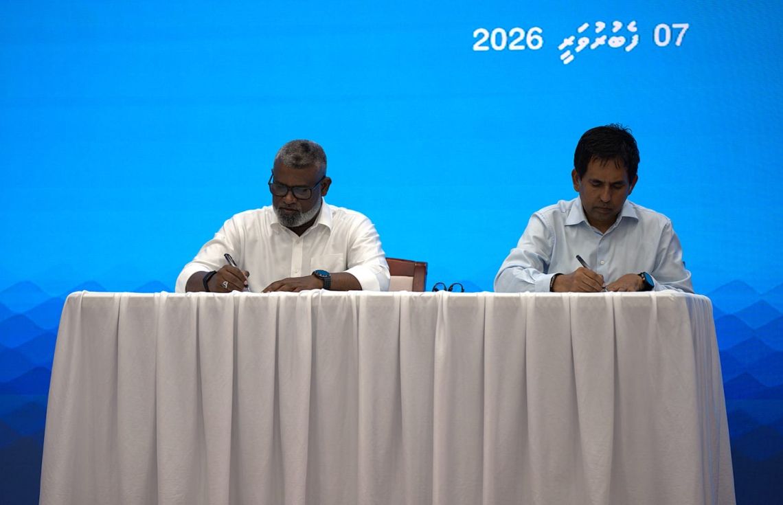 ހިތަދޫ ޕޯޓުގައި ބޭއްވި ރަސްމިއްޔާތުގައި އެއްބަސްވުމުގައި ސޮއިކުރަނީ. / ފޮޓޯ: އެމްޕީއެލް