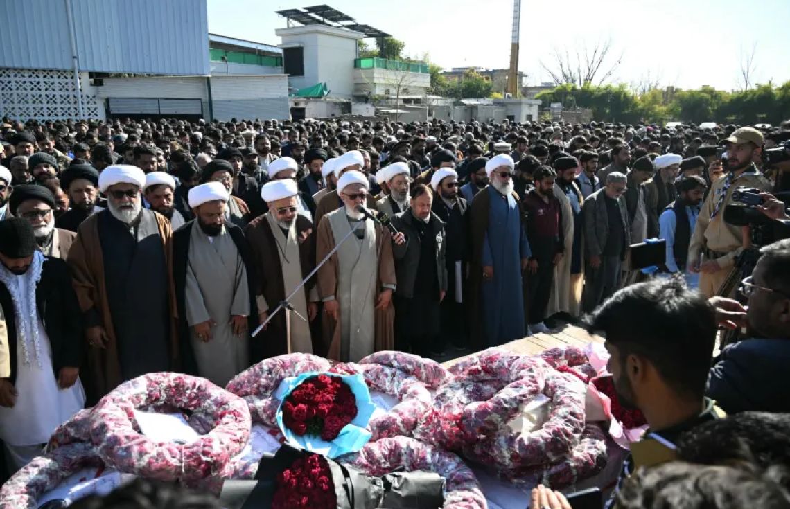 ޝީޢީންގެ މިސްކިތަށް ދިން ބޮމުގެ ޙަމަލާގައި މަރުވި މީހުންގެ ޖަނާޒާގެ ތެރެއިން / ފޮޓޯ: އަލްޖަޒީރާ