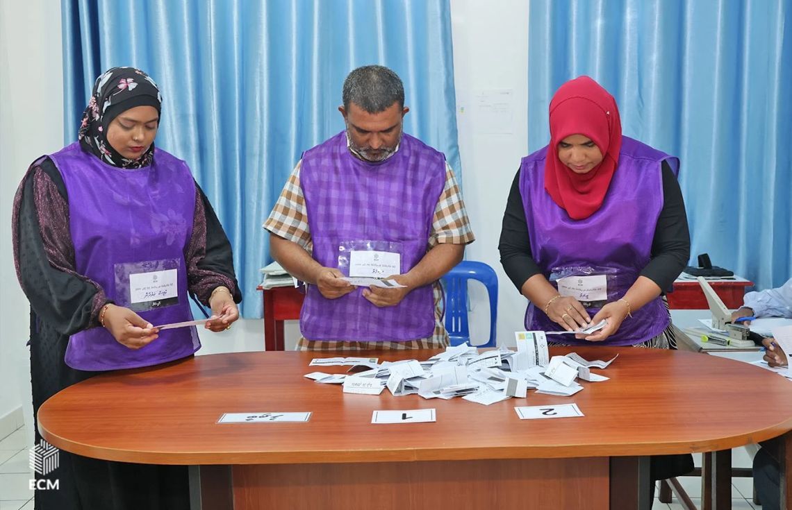 އިންތިހާބެއްގެ ވޯޓުލުން ނިމުމަށްފަހު އޮފިޝަލުން ވޯޓު ފޮށި ގުނަނީ---ފޮޓޯ: އިލެކްޝަންސް ކޮމިޝަން