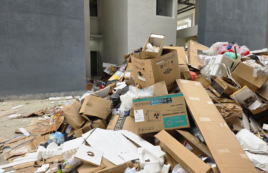 އެފްޑީސީ ފްލެޓެއް ކައިރިއަށް ޖަމާކޮށްފައިހުރި ކުނިތަކެއް---ފޮޓޯ: ޚުލާސާ