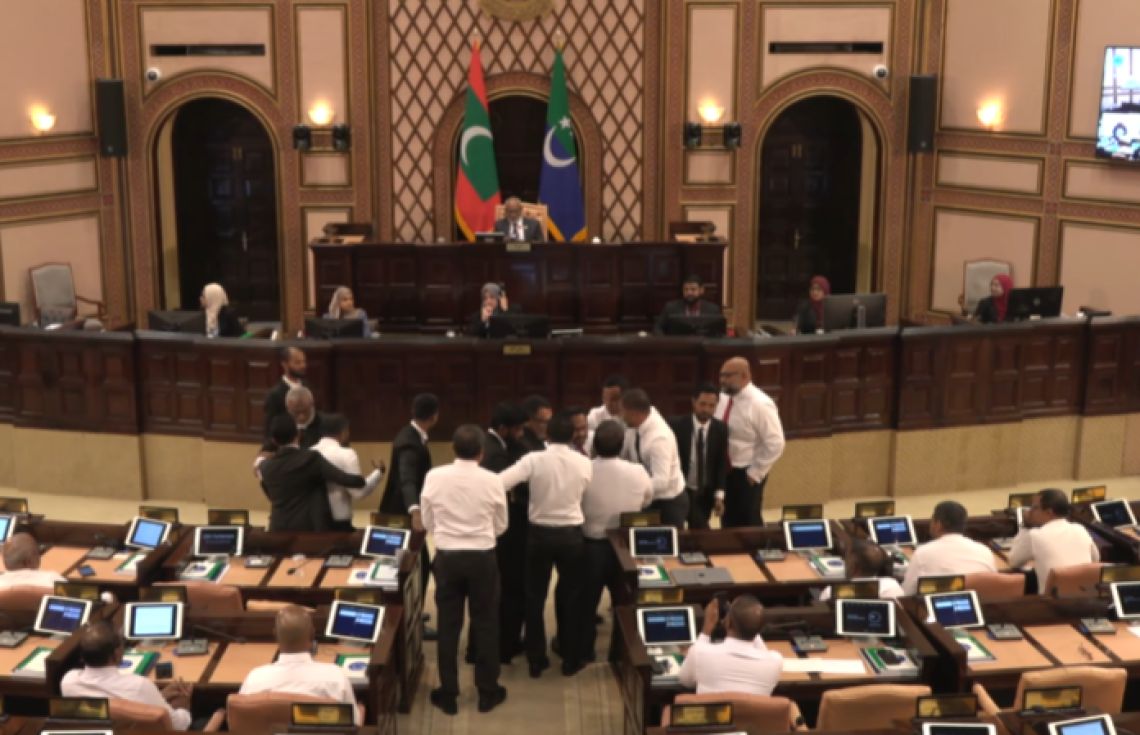 މިއަދުގެ ޖަލްސާގައި އެމްޑީޕީ މެމްބަރުން ހަމަނުޖެހުން ހިންގުމުން ސެކިއުރިޓީންގެ އެހީގައި ވަނީ ބޭރުކޮށްލާފަ---