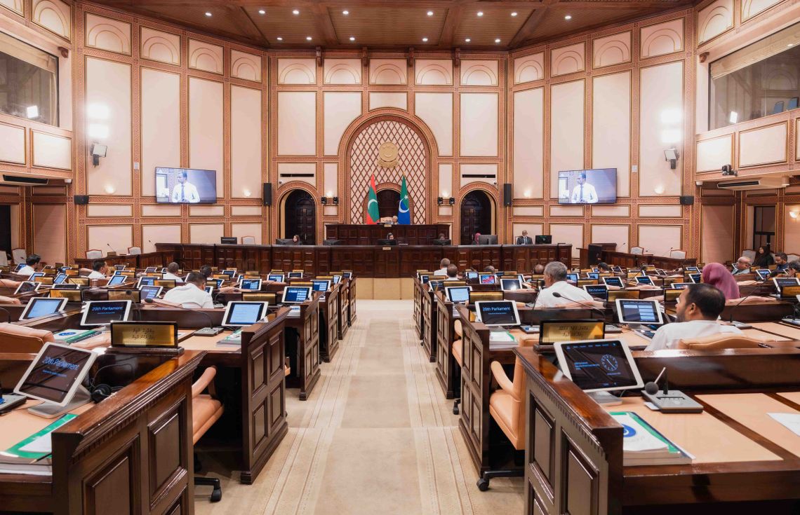 ރައްޔިތުންގެ މަޖިލީހުގެ ޖަލްސާއެއްގެ ތެރެއިން. ދެ އިންތިހާބު އެއްކޮށްލާ ބިލު މިއަދު ވަނީ ފާސްކޮށްފަ---ފޮޓޯ:މަޖިލިސް އިދާރާ