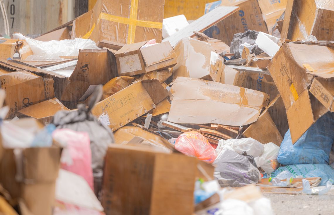 ފަހި ފްލެޓްތަކުގެ ތިރިއަށް ކުނި އެޅި ބަޔަކު ޖޫރިމަނާކޮށްފި