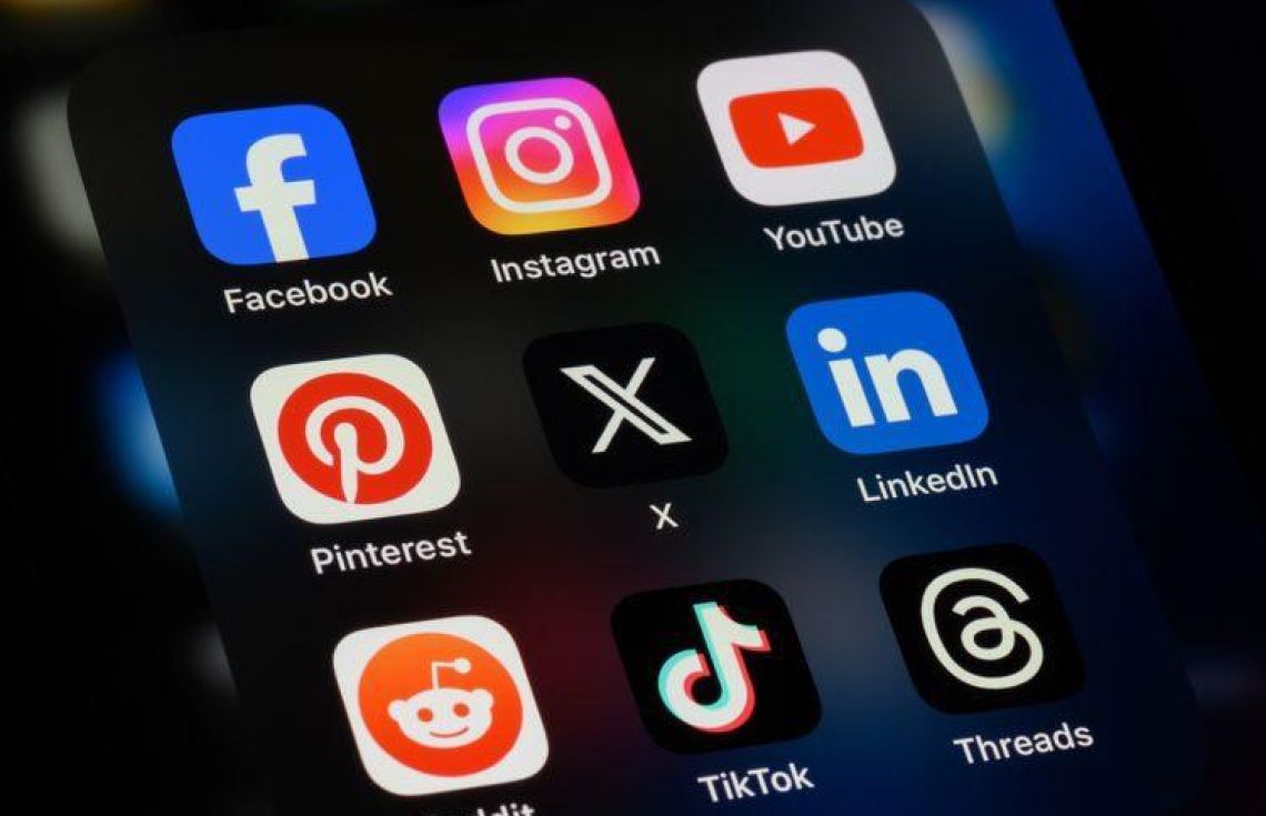 ސޯޝަލް މީޑިއާ ބޭންކުރަން ޕެޓިޝަނެއް މަޖިލީހަށް ހުށަހަޅަނީ--- ފޮޓޯ: އައިސްޓޮކް